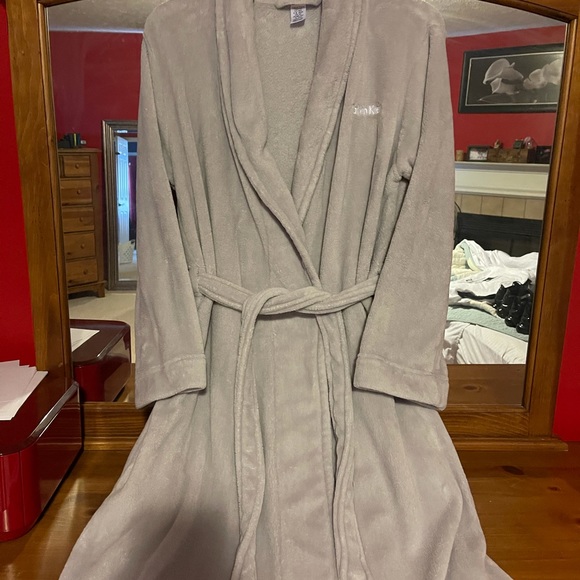 Calvin Klein long fleece grey robe🖤♥️ - Picture 4 of 8